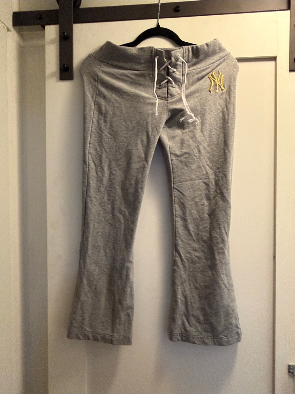 Women’s grey MLB Yankees capris